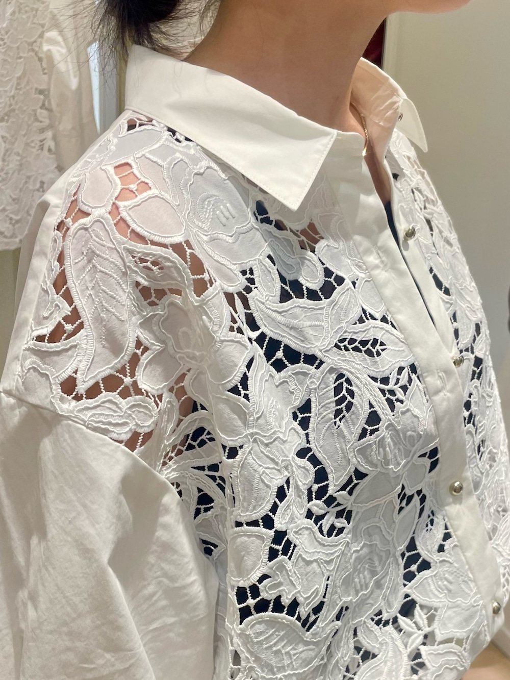 ホワイト系のシャツ/ブラウス、ブラウン系のキャミソール、ホワイト系のスカートを着用したレディースの秋コーディネートの6枚目の写真