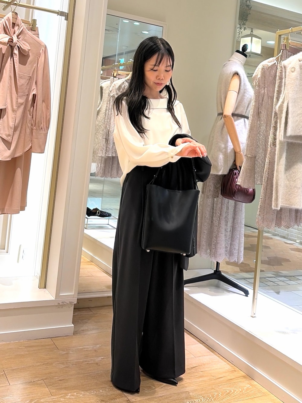 グレー系のテーラードジャケット、グレー系のその他パンツ、ブラック系のパンプスを着用したレディースの秋コーディネートの5枚目の写真