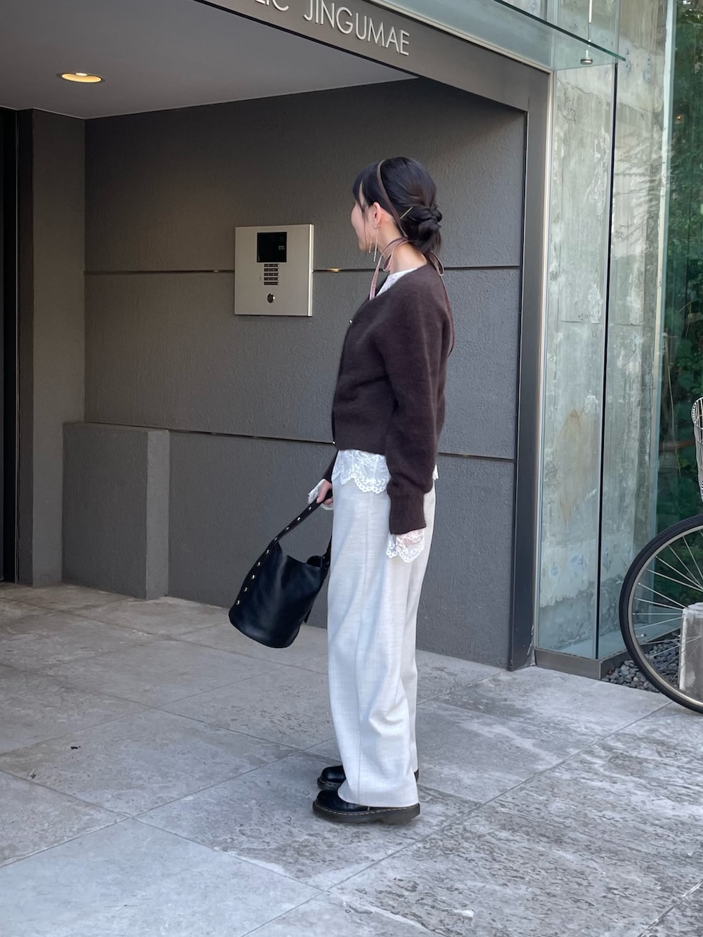 ホワイト系のシャツ/ブラウス、ブラウン系のカーディガン/ボレロ、グレー系のその他パンツを着用したレディースの秋コーディネートの2枚目の写真