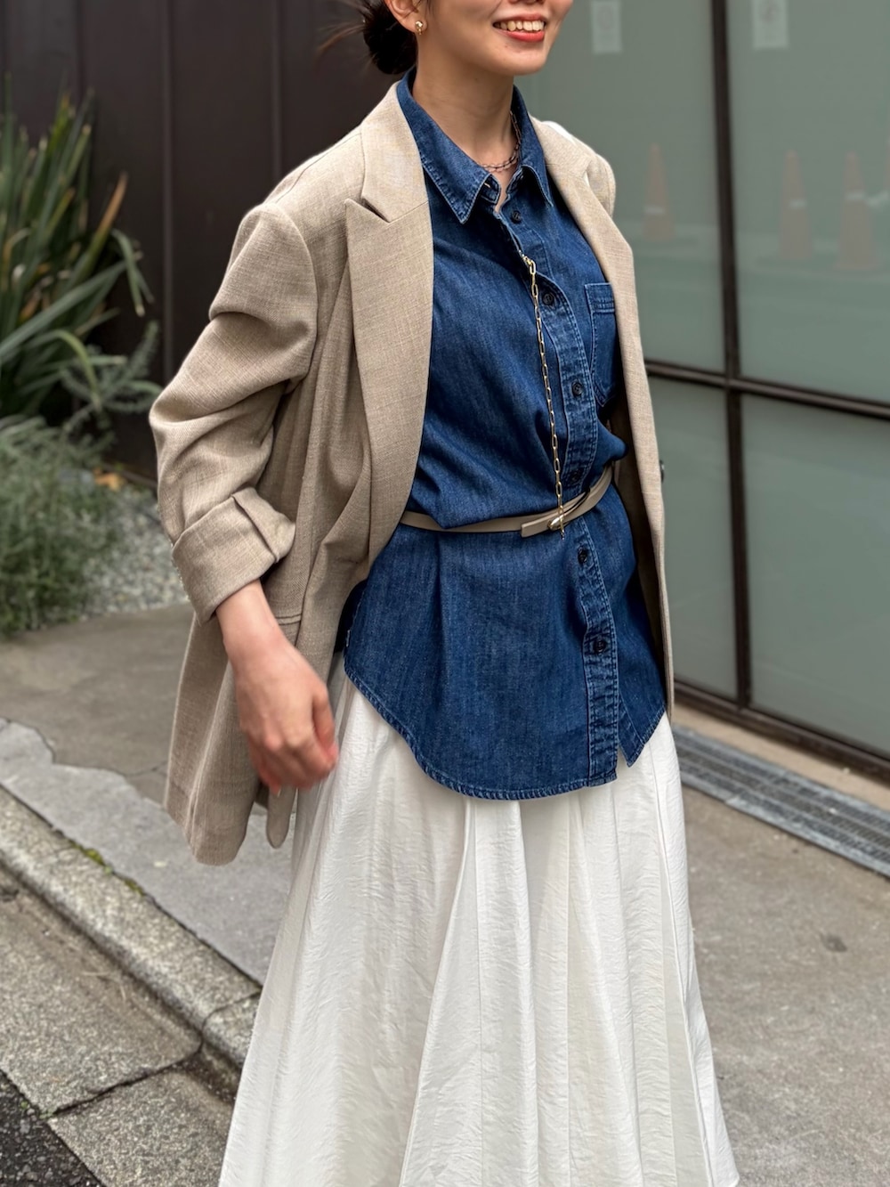 ブルー系のシャツ/ブラウス、ホワイト系のスカート、ベージュ系のテーラードジャケットを着用したレディースの春コーディネートの8枚目の写真