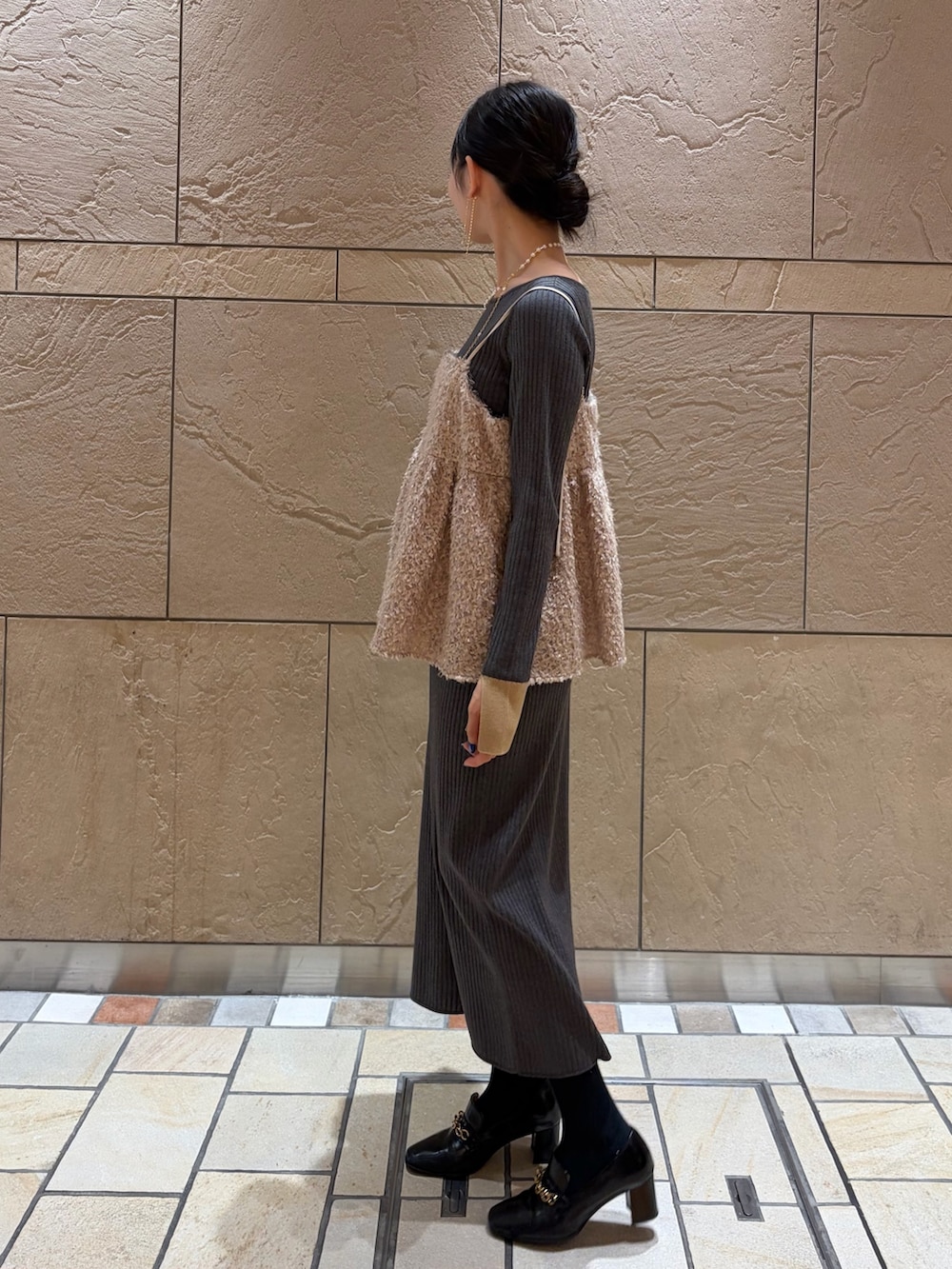 グレー系のワンピース、その他のボストンバッグ、ベージュ系のキャミソールを着用したレディースの冬コーディネートの2枚目の写真