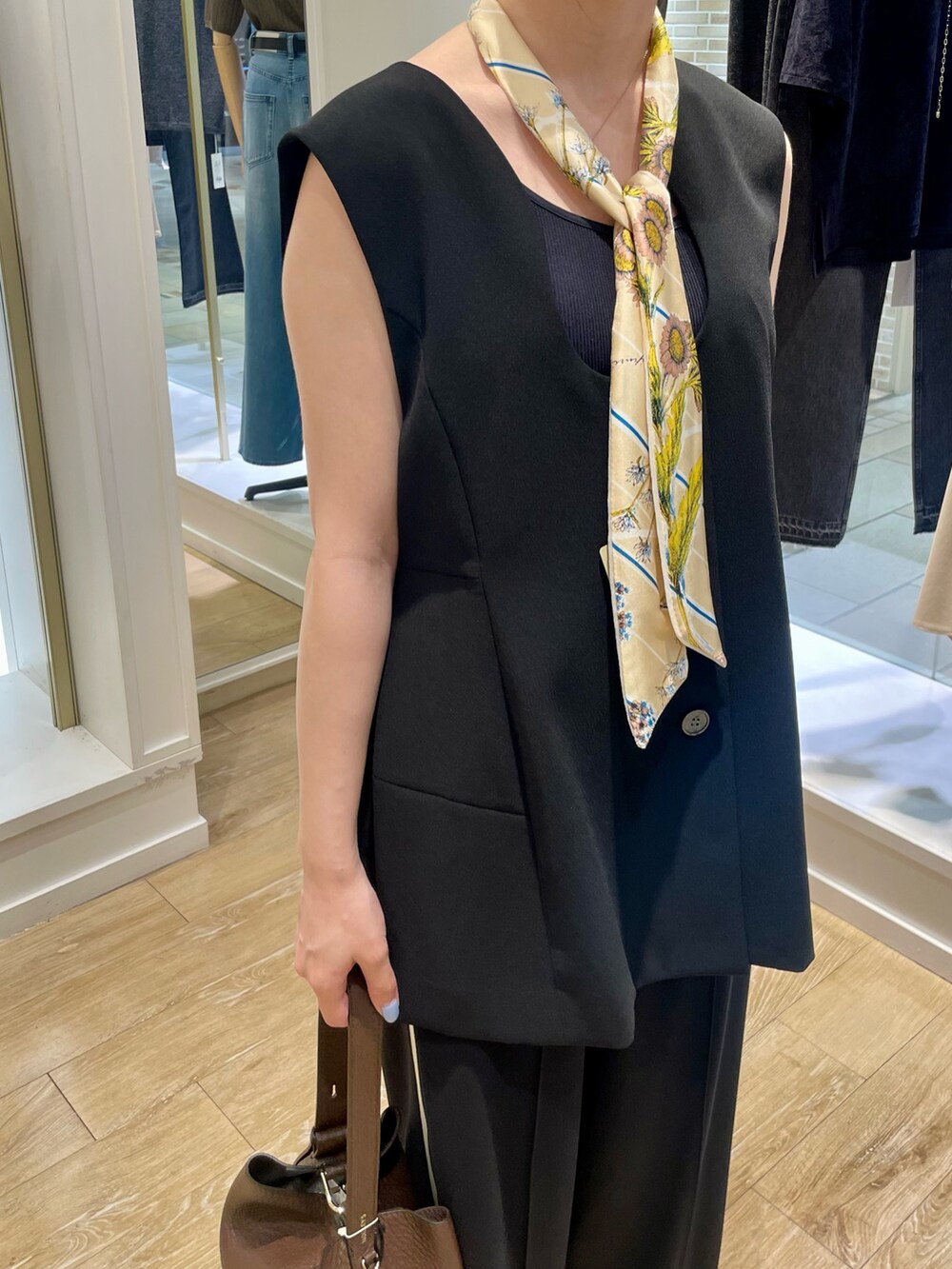 ブラック系のその他パンツ、ブラック系のタンクトップ、ブラウン系のショルダーバッグを着用したレディースの秋コーディネートの4枚目の写真