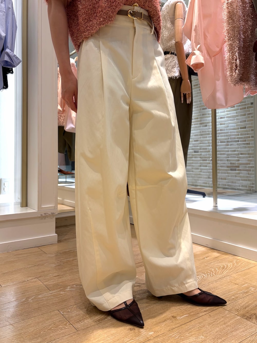 ピンク系のニット/セーター、ホワイト系のチノパンツ、イエロー系のショルダーバッグを着用したレディースの秋コーディネートの6枚目の写真