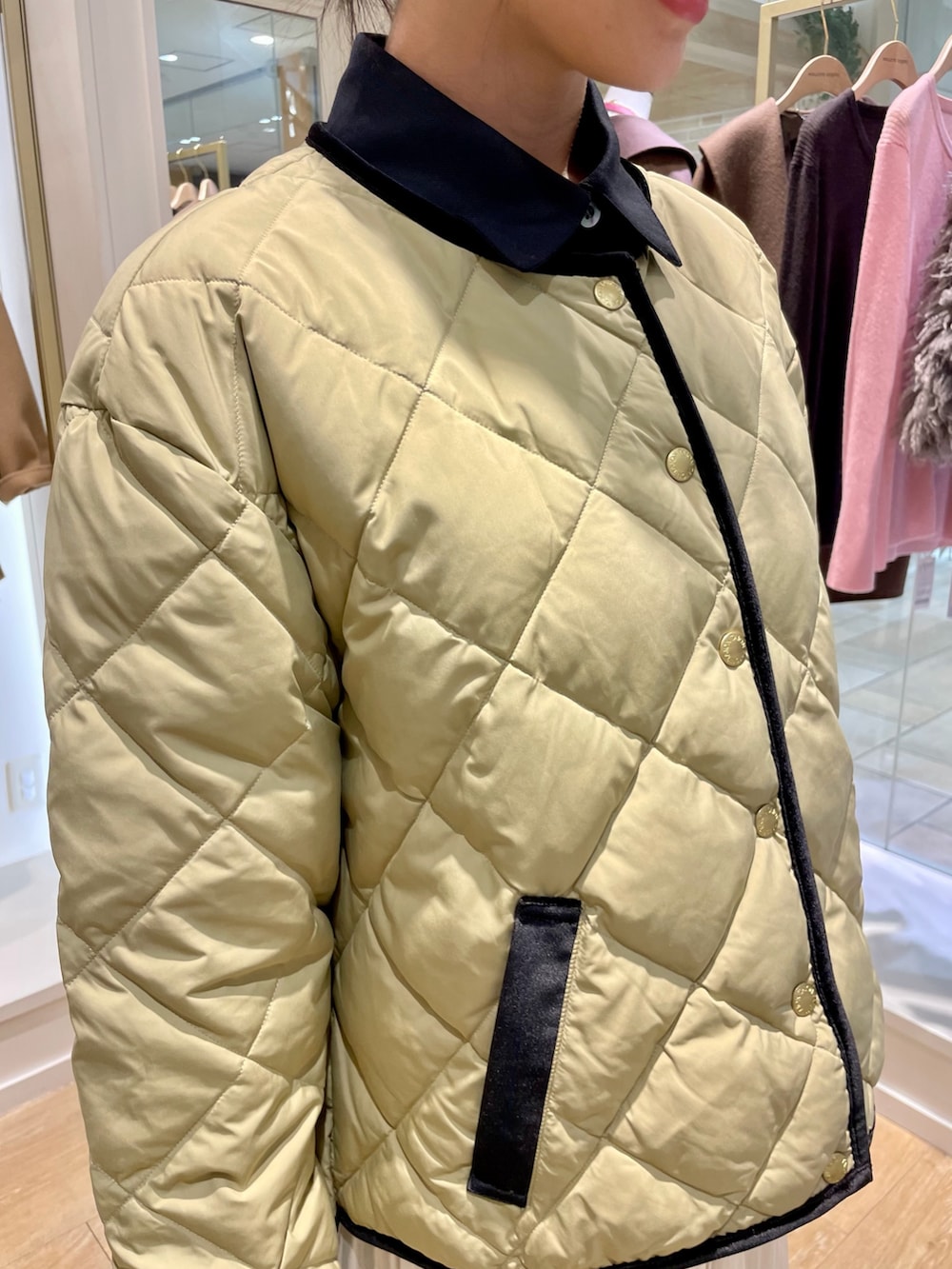 ブルー系のシャツ/ブラウス、ベージュ系のダウンジャケット/コート、ホワイト系のスカートを着用したレディースの秋コーディネートの9枚目の写真