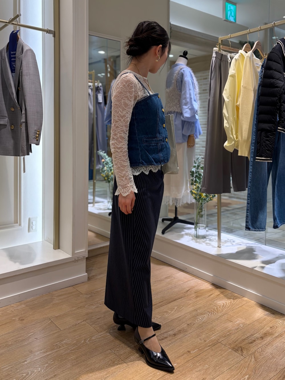 ブルー系のキャミソール、ブルー系のスカート、グレー系のトートバッグを着用したレディースの冬コーディネートの2枚目の写真