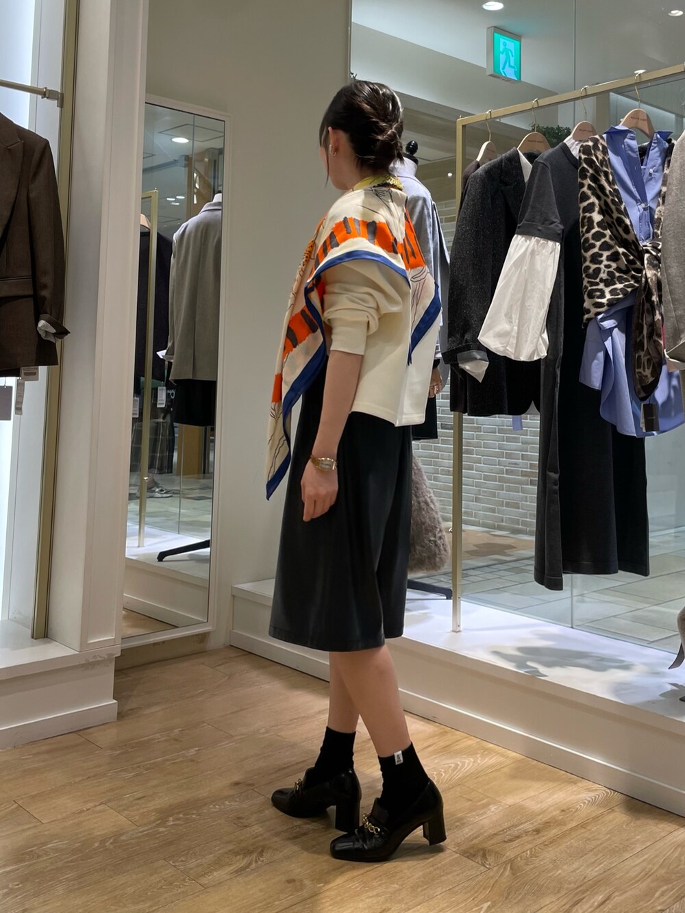 ホワイト系のTシャツ/カットソー、ブラック系のその他パンツ、ベージュ系のショルダーバッグを着用したレディースの秋コーディネートの3枚目の写真