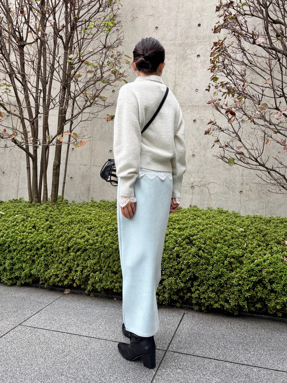 ベージュ系のその他アウター、ホワイト系のニット/セーター、ホワイト系のシャツ/ブラウスを着用したレディースの秋コーディネートの9枚目の写真