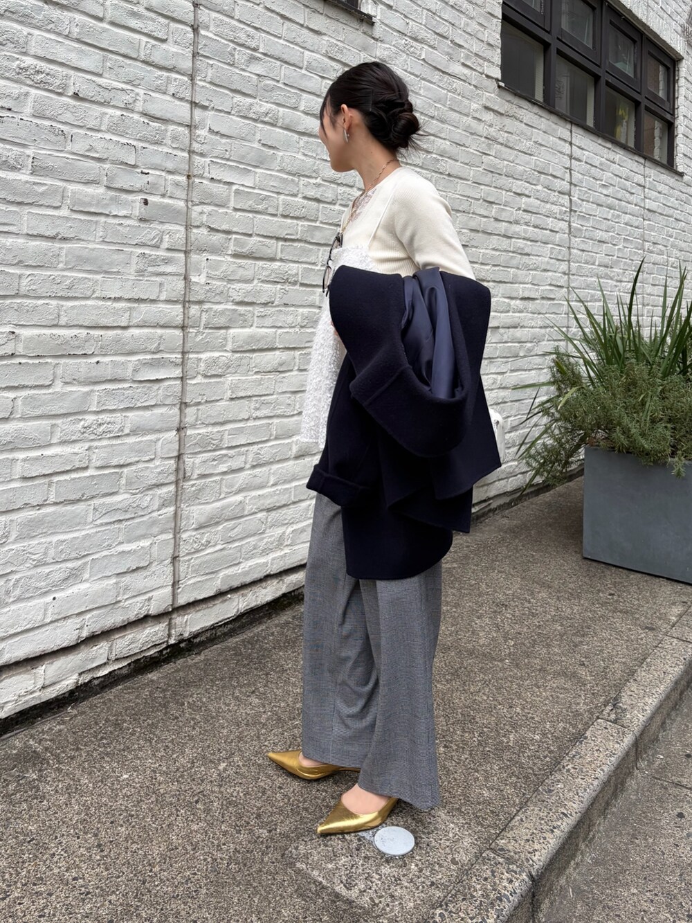 ホワイト系のその他パンツ、ブルー系のその他アウター、ホワイト系のキャミソールを着用したレディースの秋コーディネートの4枚目の写真