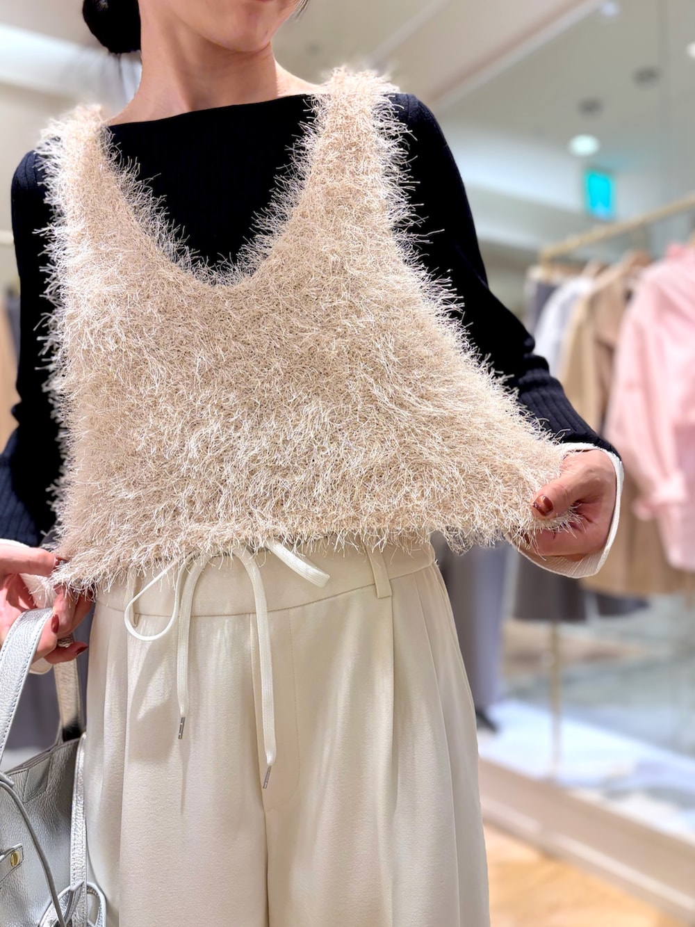 ブルー系のニット/セーター、ベージュ系のニット/セーター、ホワイト系のその他パンツを着用したレディースの冬コーディネートの7枚目の写真