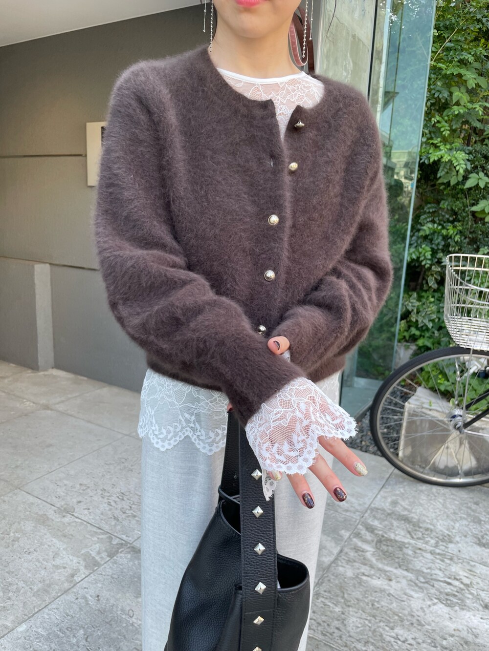 ホワイト系のシャツ/ブラウス、ブラウン系のカーディガン/ボレロ、グレー系のその他パンツを着用したレディースの秋コーディネートの7枚目の写真