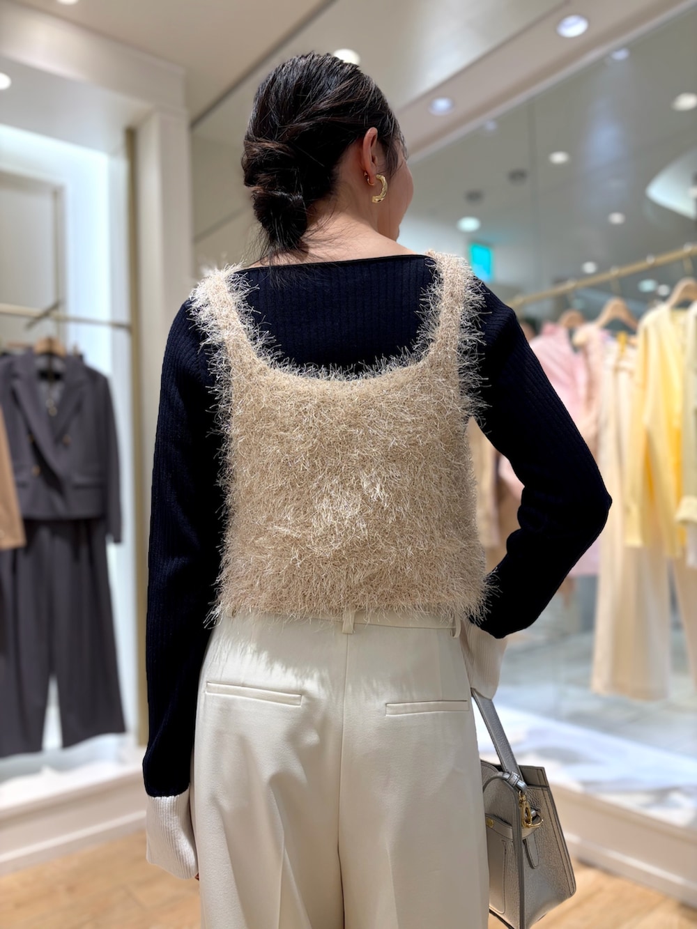 ブルー系のニット/セーター、ベージュ系のニット/セーター、ホワイト系のその他パンツを着用したレディースの冬コーディネートの8枚目の写真