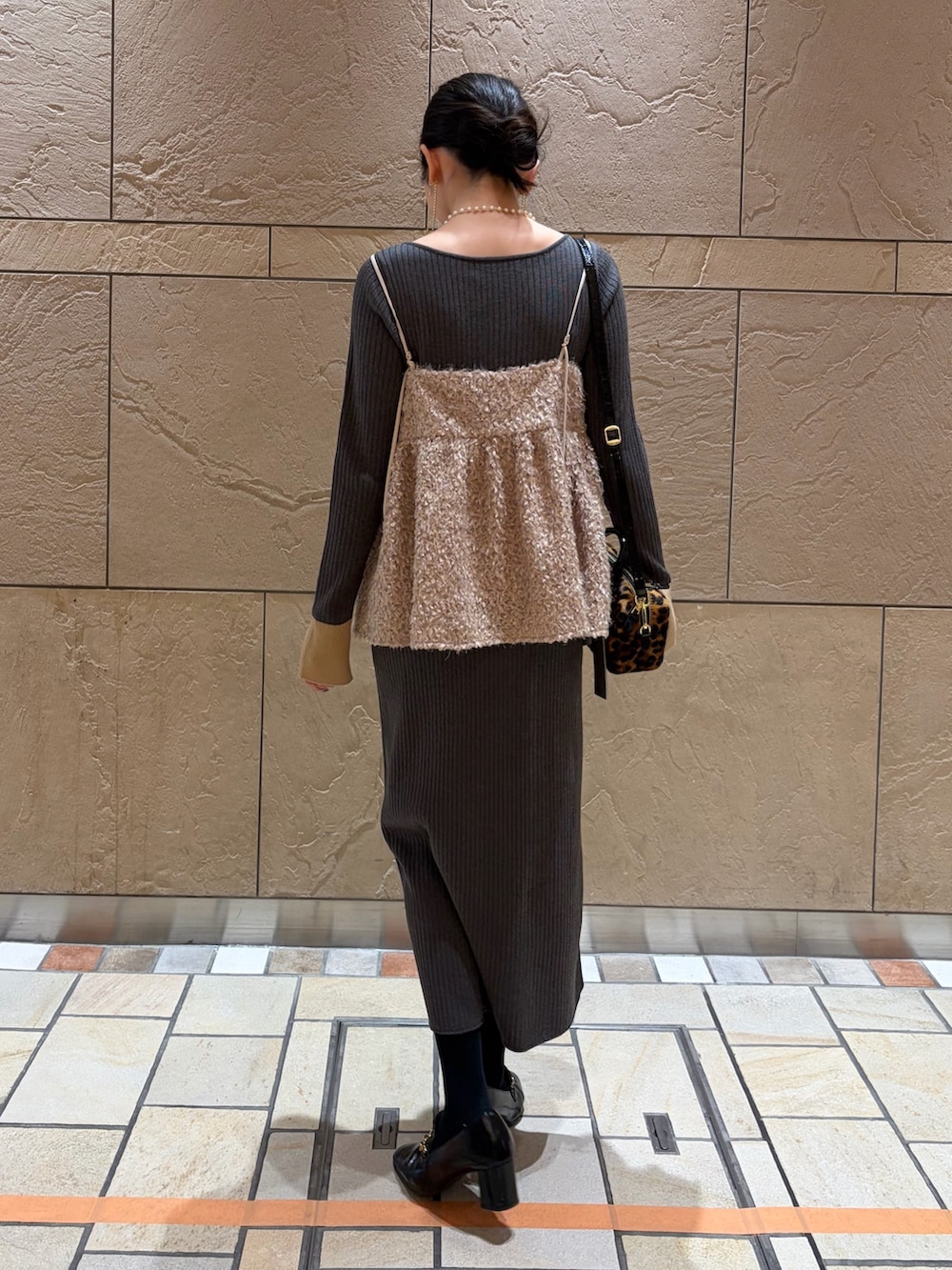 グレー系のワンピース、その他のボストンバッグ、ベージュ系のキャミソールを着用したレディースの冬コーディネートの3枚目の写真