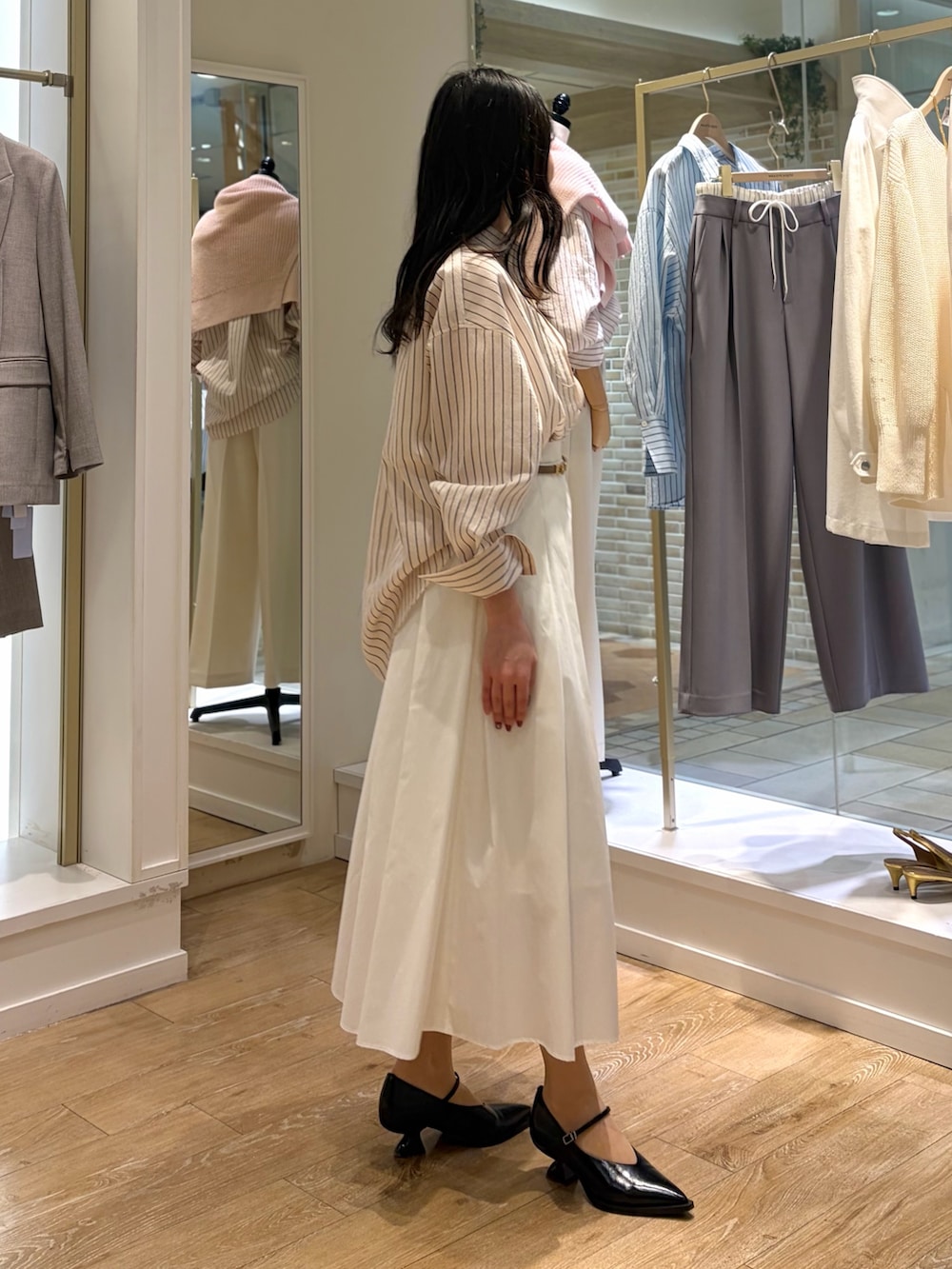 ピンク系のシャツ/ブラウス、ホワイト系のキャミソール、ホワイト系のスカートを着用したレディースの冬コーディネートの5枚目の写真