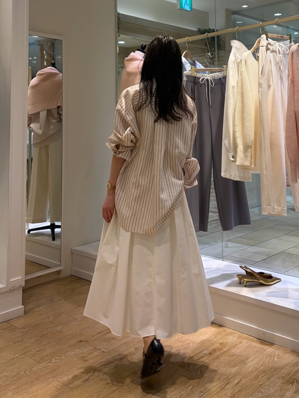 ピンク系のシャツ/ブラウス、ホワイト系のキャミソール、ホワイト系のスカートを着用したレディースの冬コーディネートの4枚目の写真