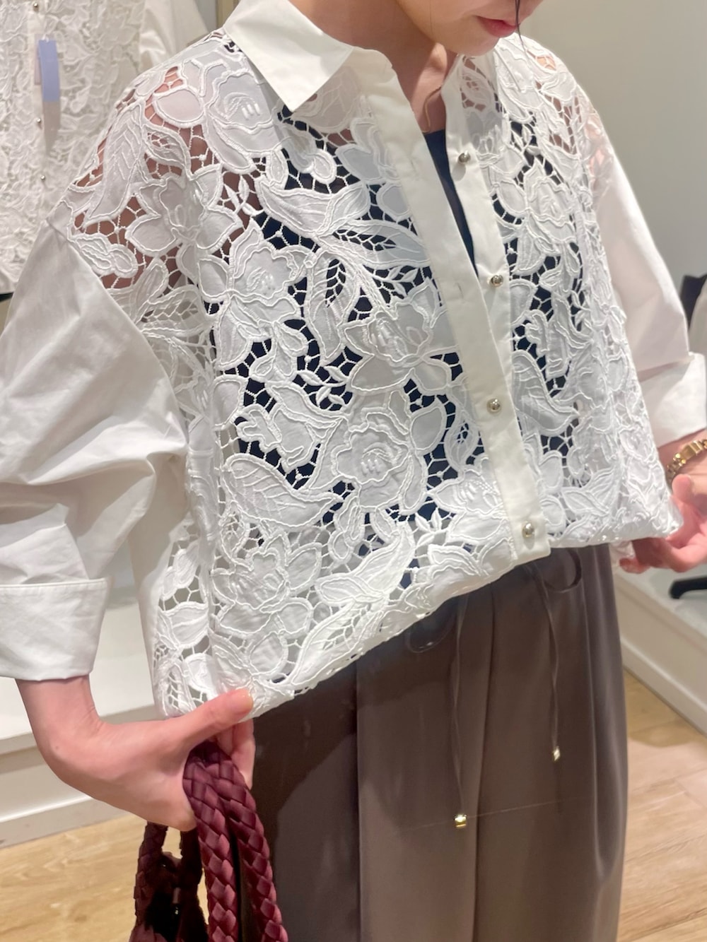 ホワイト系のシャツ/ブラウス、ブラウン系のキャミソール、ブラウン系のその他パンツを着用したレディースの秋コーディネートの5枚目の写真