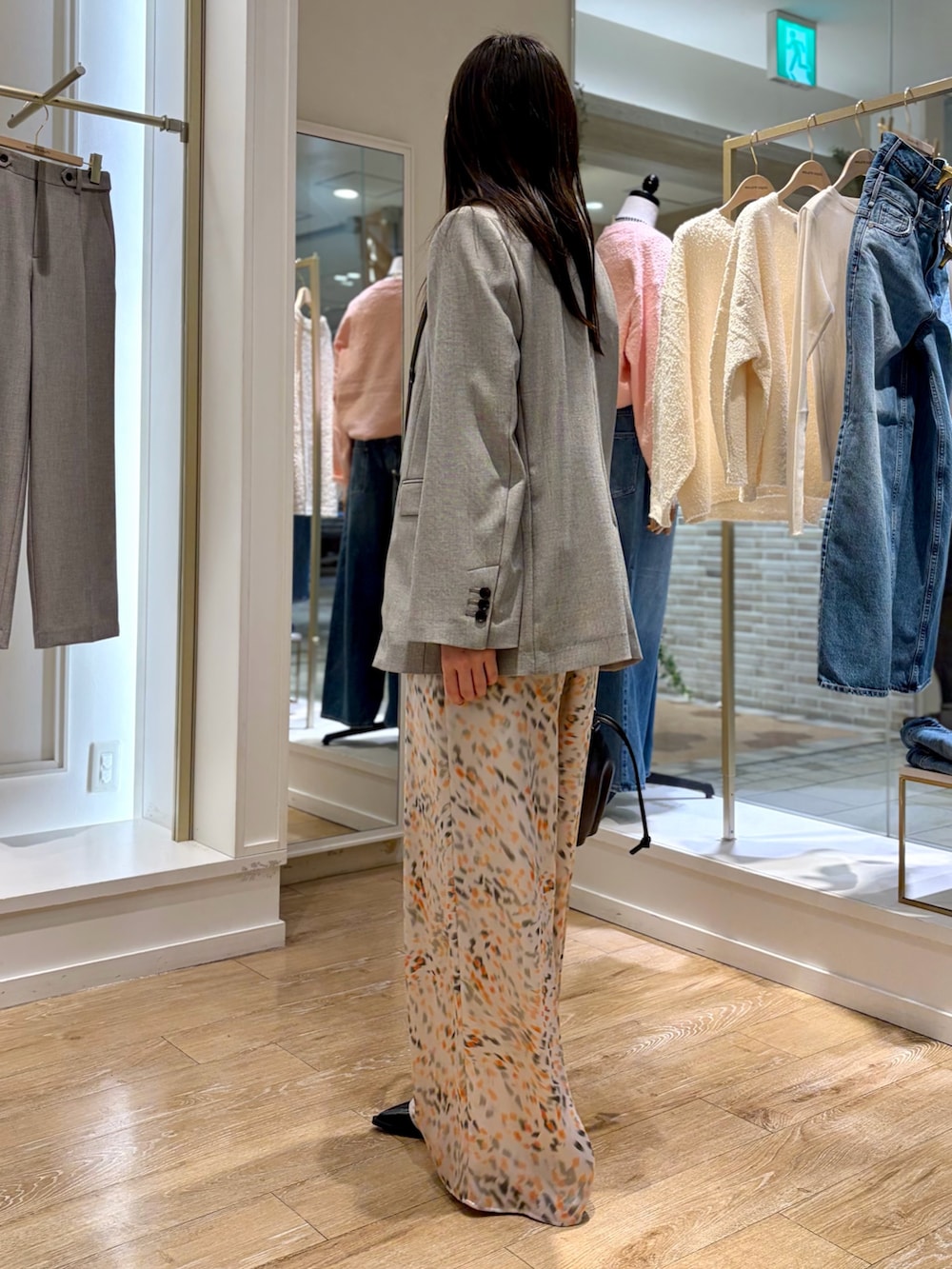 ベージュ系のテーラードジャケット、ベージュ系のベスト、ホワイト系のその他パンツを着用したレディースの冬コーディネートの4枚目の写真