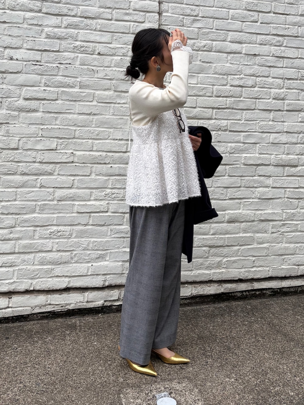 ホワイト系のその他パンツ、グリーン系のトートバッグ、ホワイト系のキャミソールを着用したレディースの秋コーディネートの9枚目の写真