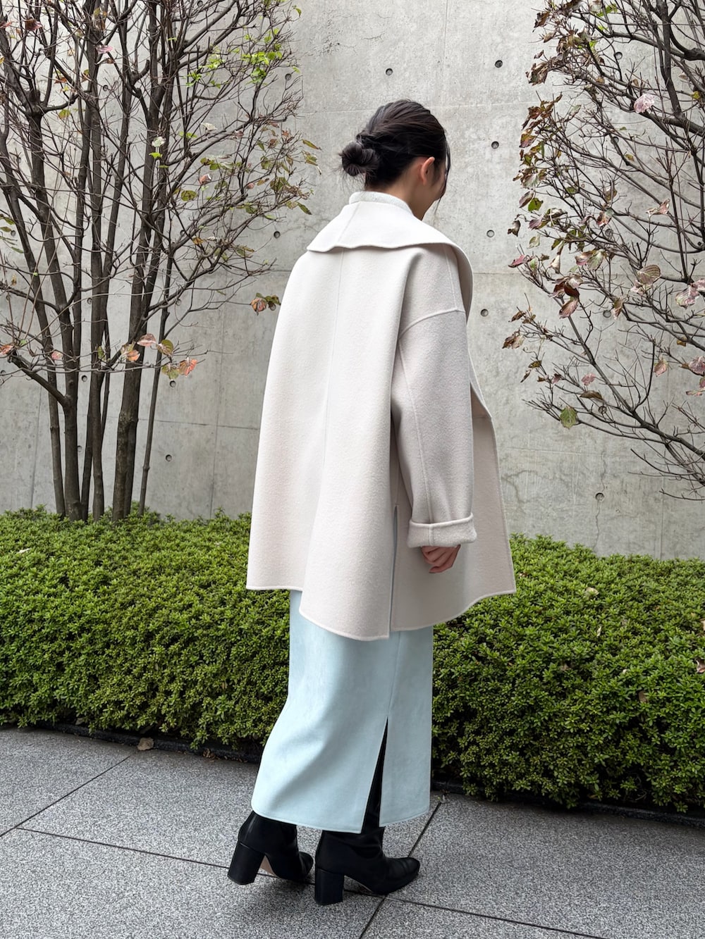 ベージュ系のその他アウター、ホワイト系のニット/セーター、ホワイト系のシャツ/ブラウスを着用したレディースの秋コーディネートの4枚目の写真