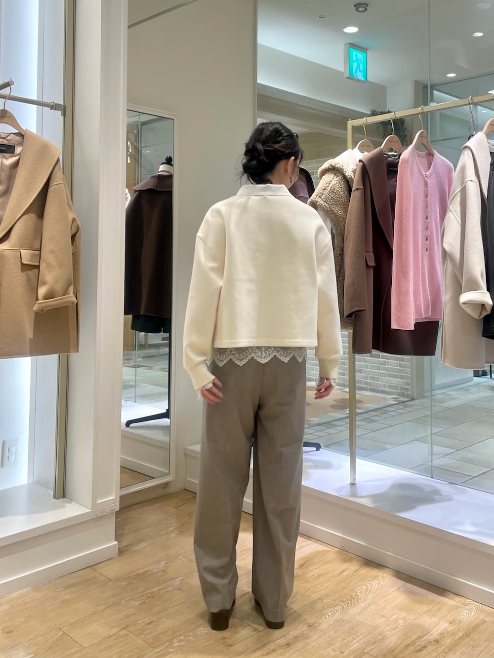 ホワイト系のTシャツ/カットソー、ホワイト系のシャツ/ブラウス、ブラウン系のその他パンツを着用したレディースの冬コーディネートの2枚目の写真