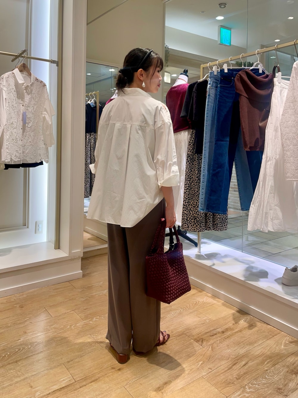 ホワイト系のシャツ/ブラウス、ブラウン系のキャミソール、ブラウン系のその他パンツを着用したレディースの秋コーディネートの4枚目の写真