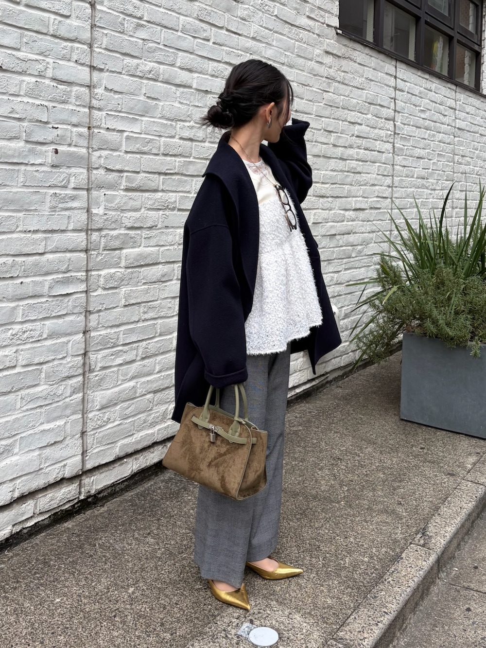 ホワイト系のその他パンツ、グリーン系のトートバッグ、ホワイト系のキャミソールを着用したレディースの秋コーディネートの2枚目の写真