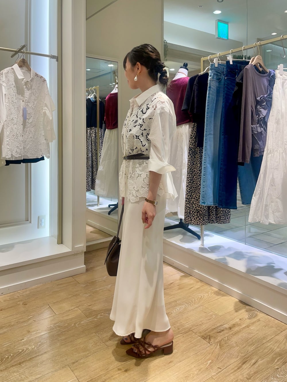 ホワイト系のシャツ/ブラウス、ブラウン系のキャミソール、ホワイト系のスカートを着用したレディースの秋コーディネートの2枚目の写真