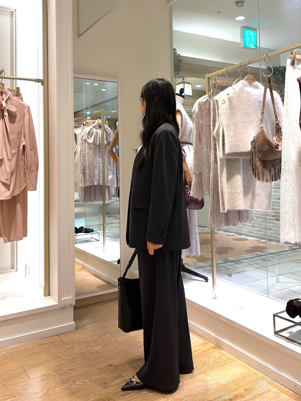グレー系のテーラードジャケット、グレー系のその他パンツ、ブラック系のパンプスを着用したレディースの秋コーディネートの2枚目の写真