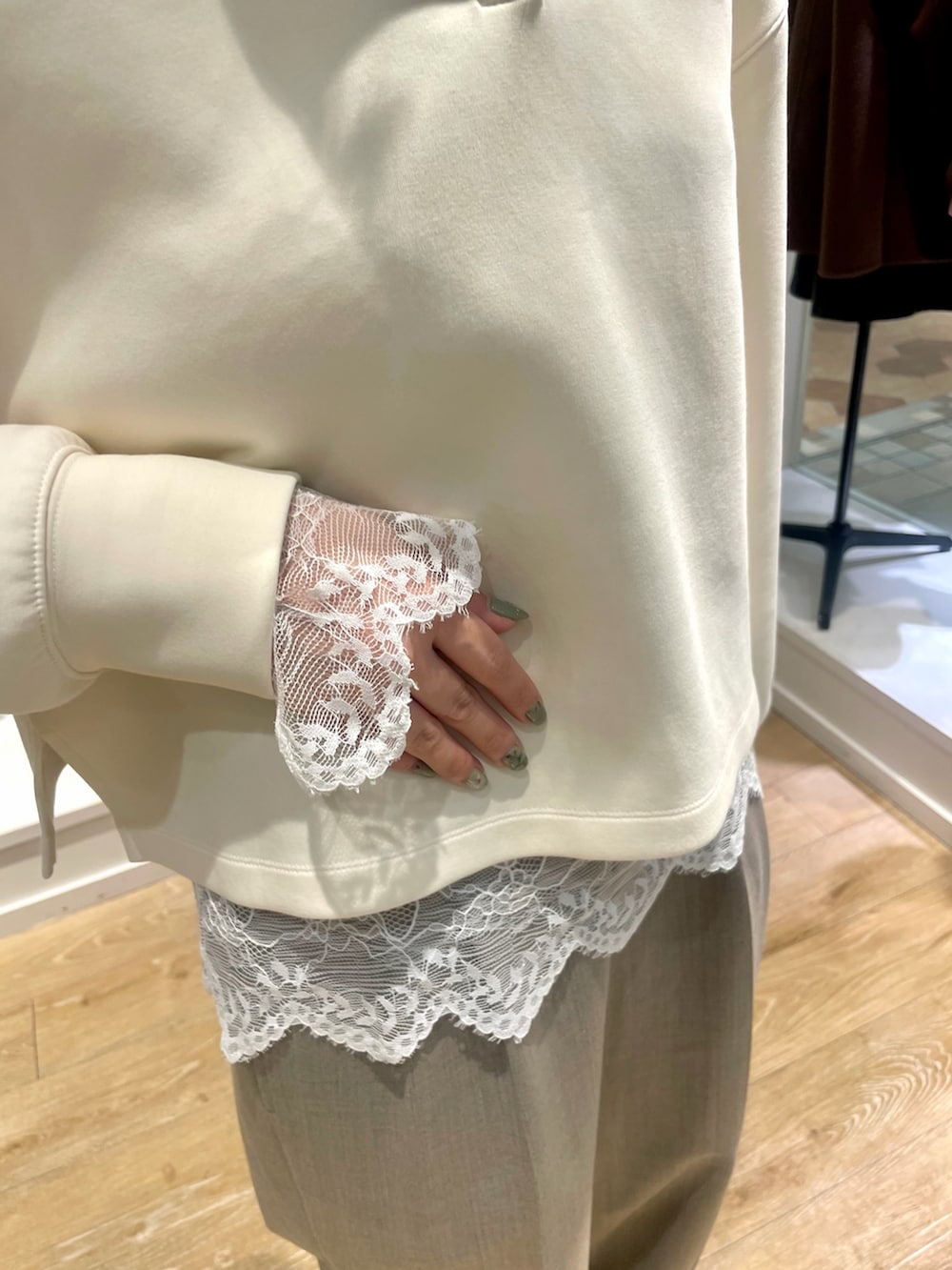 ホワイト系のTシャツ/カットソー、ホワイト系のシャツ/ブラウス、ブラウン系のその他パンツを着用したレディースの冬コーディネートの3枚目の写真