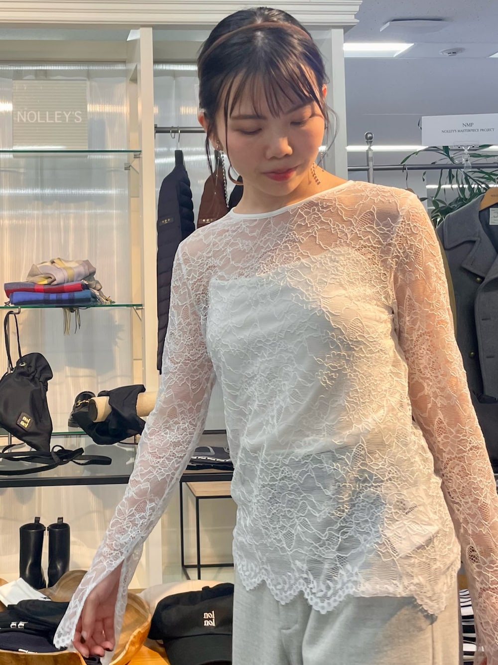 ホワイト系のシャツ/ブラウス、ブラウン系のカーディガン/ボレロ、グレー系のその他パンツを着用したレディースの秋コーディネートの9枚目の写真