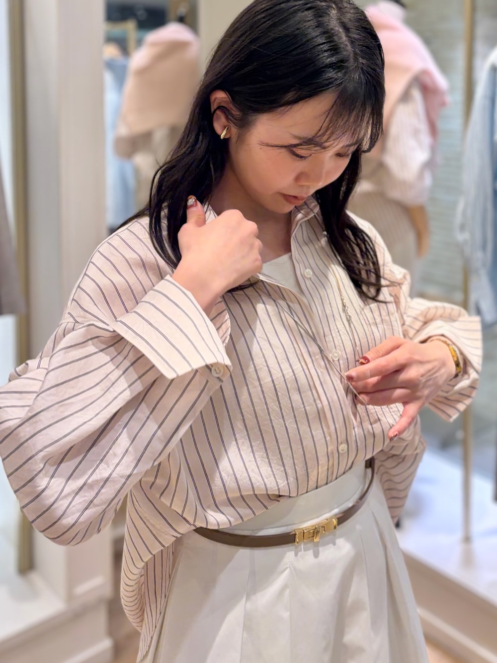 ピンク系のシャツ/ブラウス、ホワイト系のキャミソール、ホワイト系のスカートを着用したレディースの冬コーディネートの9枚目の写真