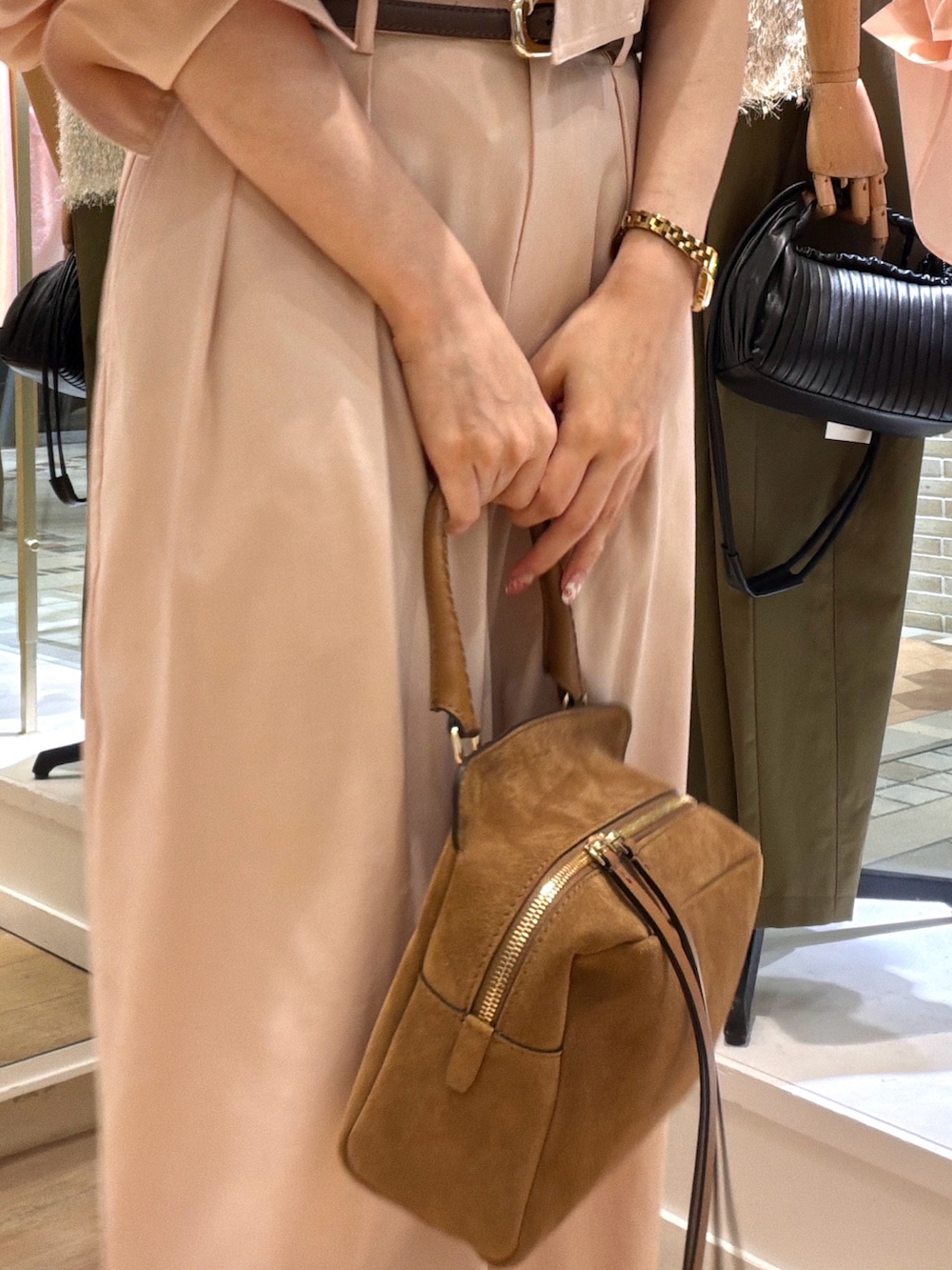 ピンク系のシャツ/ブラウス、ピンク系のその他パンツ、イエロー系のショルダーバッグを着用したレディースの夏コーディネートの6枚目の写真