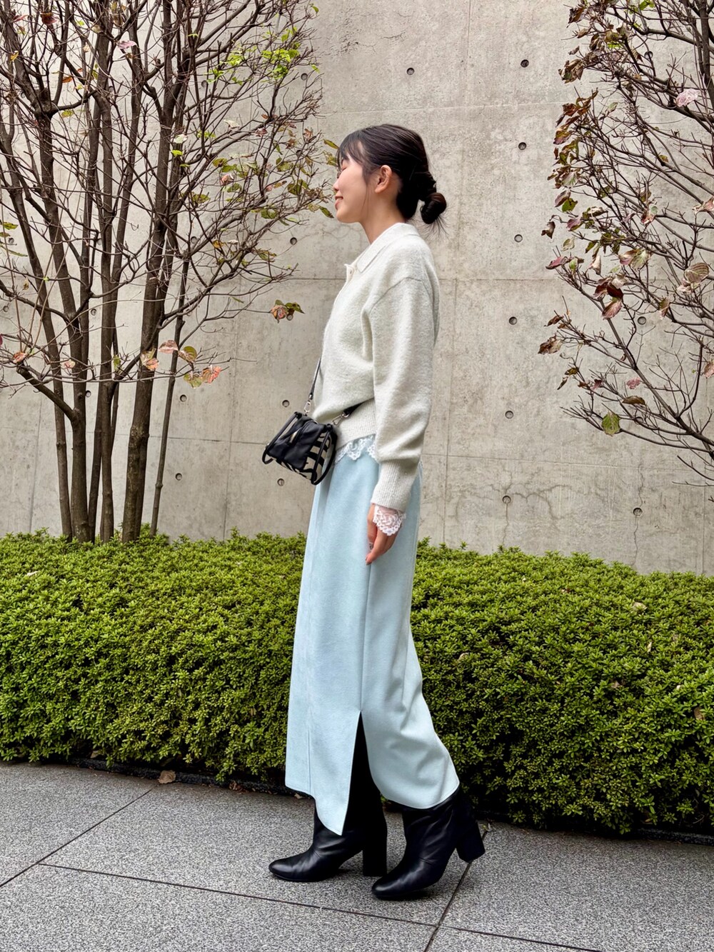 ベージュ系のその他アウター、ホワイト系のニット/セーター、ホワイト系のシャツ/ブラウスを着用したレディースの秋コーディネートの8枚目の写真