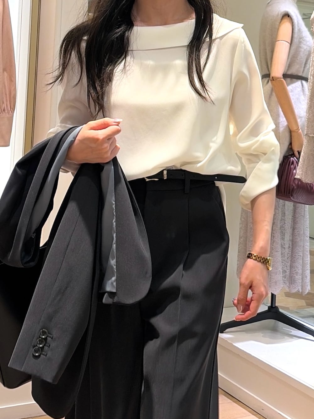 グレー系のテーラードジャケット、グレー系のその他パンツ、ブラック系のパンプスを着用したレディースの秋コーディネートの8枚目の写真