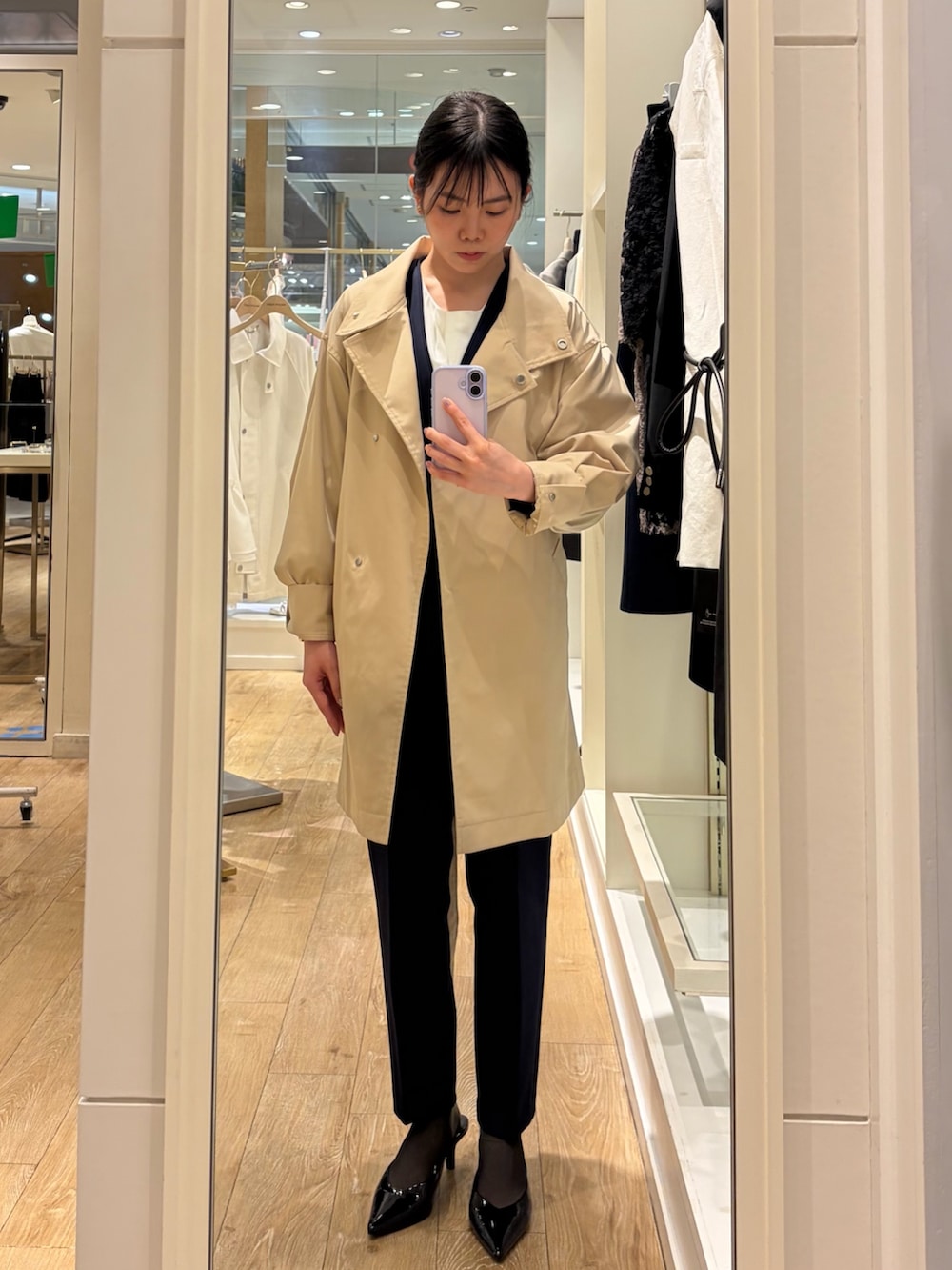 ホワイト系のシャツ/ブラウス、ブルー系のノーカラージャケット、ベージュ系のトートバッグを着用したレディースの春コーディネートの4枚目の写真