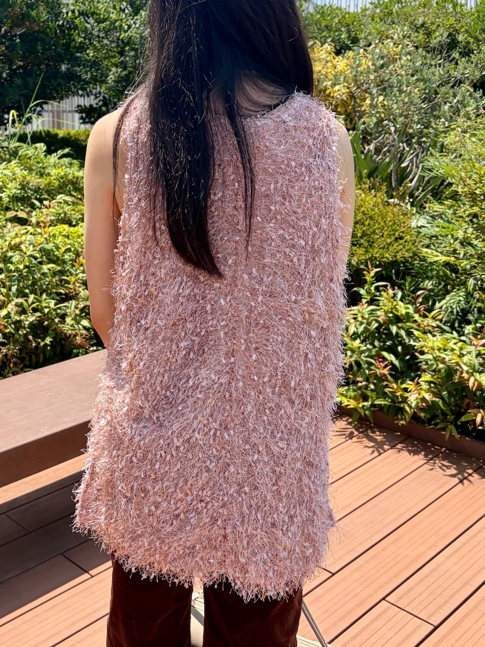 ピンク系のベスト、ブラウン系のその他パンツ、ベージュ系のショルダーバッグを着用したレディースの夏コーディネートの8枚目の写真