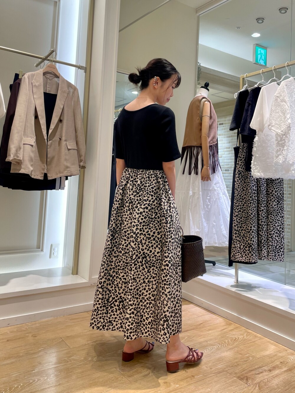 ブラック系のワンピース、ブラウン系のかごバッグを着用したレディースの夏コーディネートの3枚目の写真