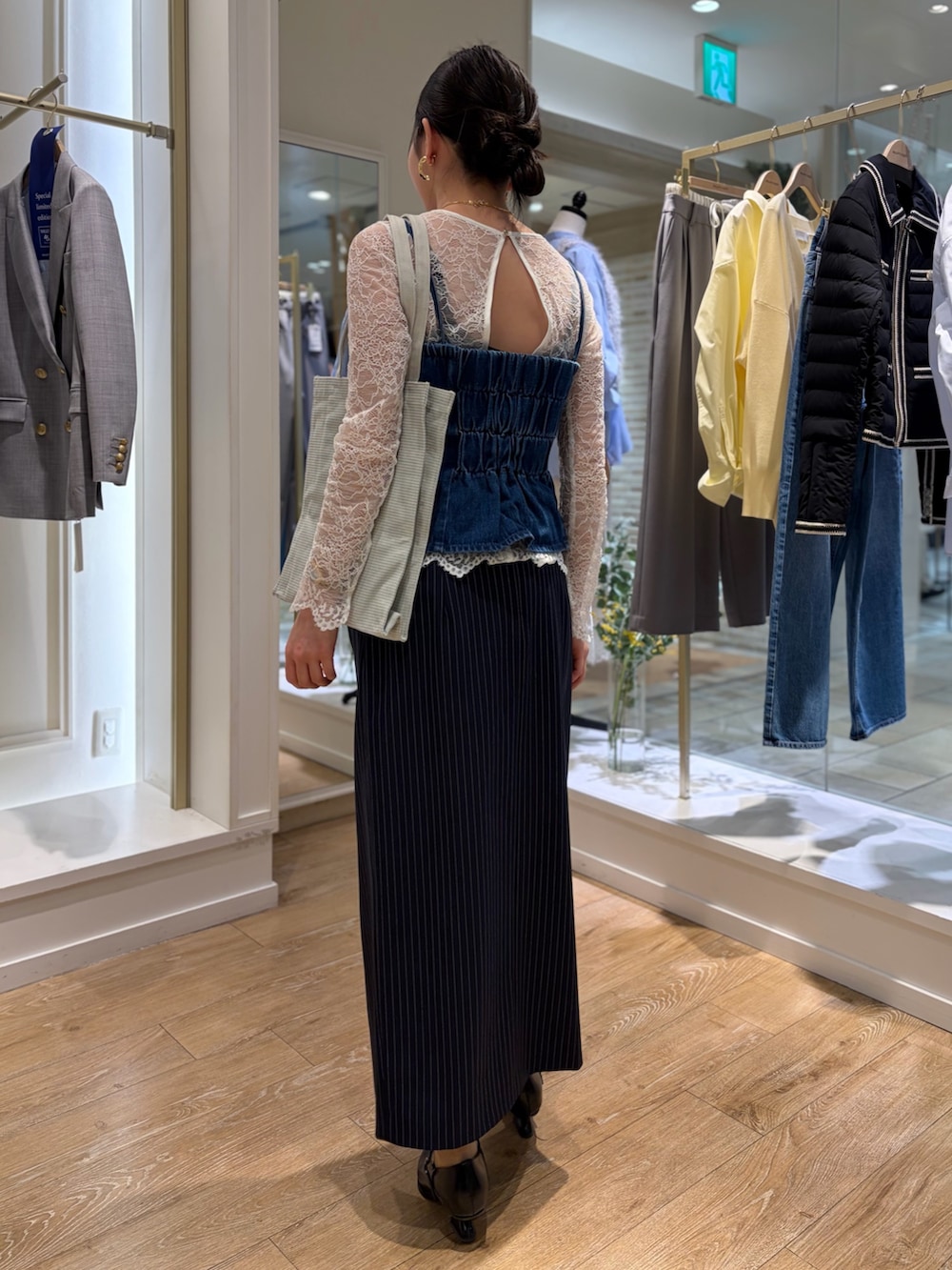 ブルー系のキャミソール、ブルー系のスカート、グレー系のトートバッグを着用したレディースの冬コーディネートの3枚目の写真