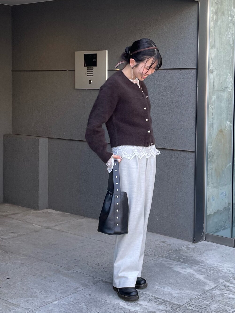 ホワイト系のシャツ/ブラウス、ブラウン系のカーディガン/ボレロ、グレー系のその他パンツを着用したレディースの秋コーディネートの5枚目の写真