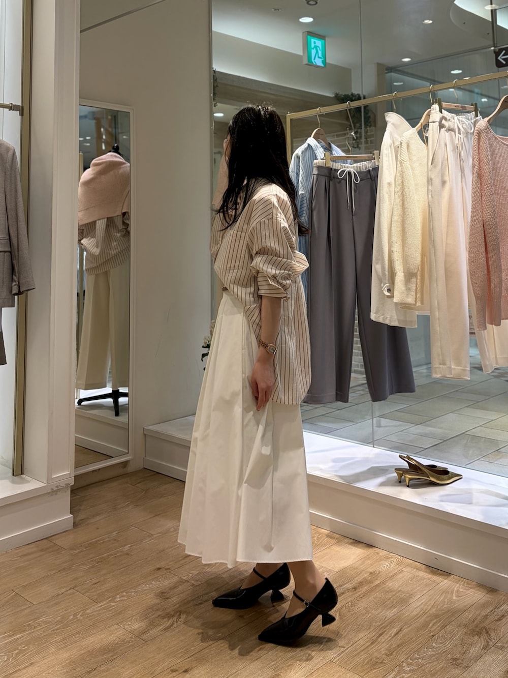 ピンク系のシャツ/ブラウス、ホワイト系のキャミソール、ホワイト系のスカートを着用したレディースの冬コーディネートの3枚目の写真