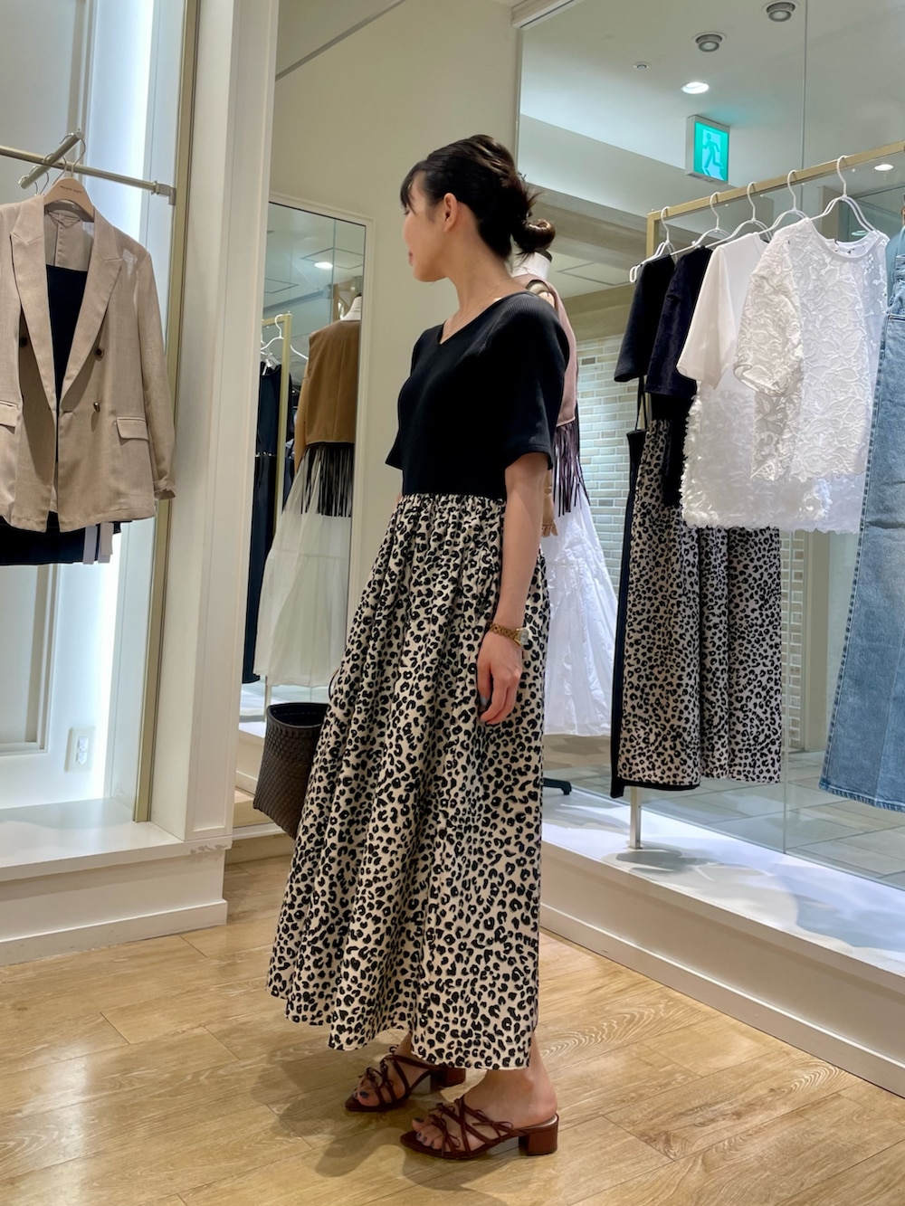 ブラック系のワンピース、ブラウン系のかごバッグを着用したレディースの夏コーディネートの2枚目の写真