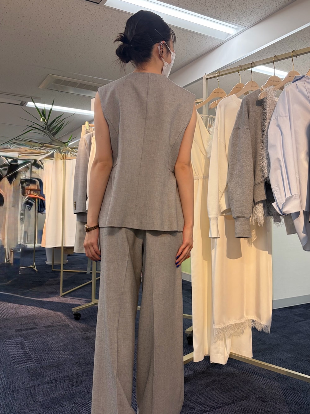 ベージュ系のテーラードジャケット、ベージュ系のベスト、ベージュ系のその他パンツを着用したレディースの冬コーディネートの3枚目の写真