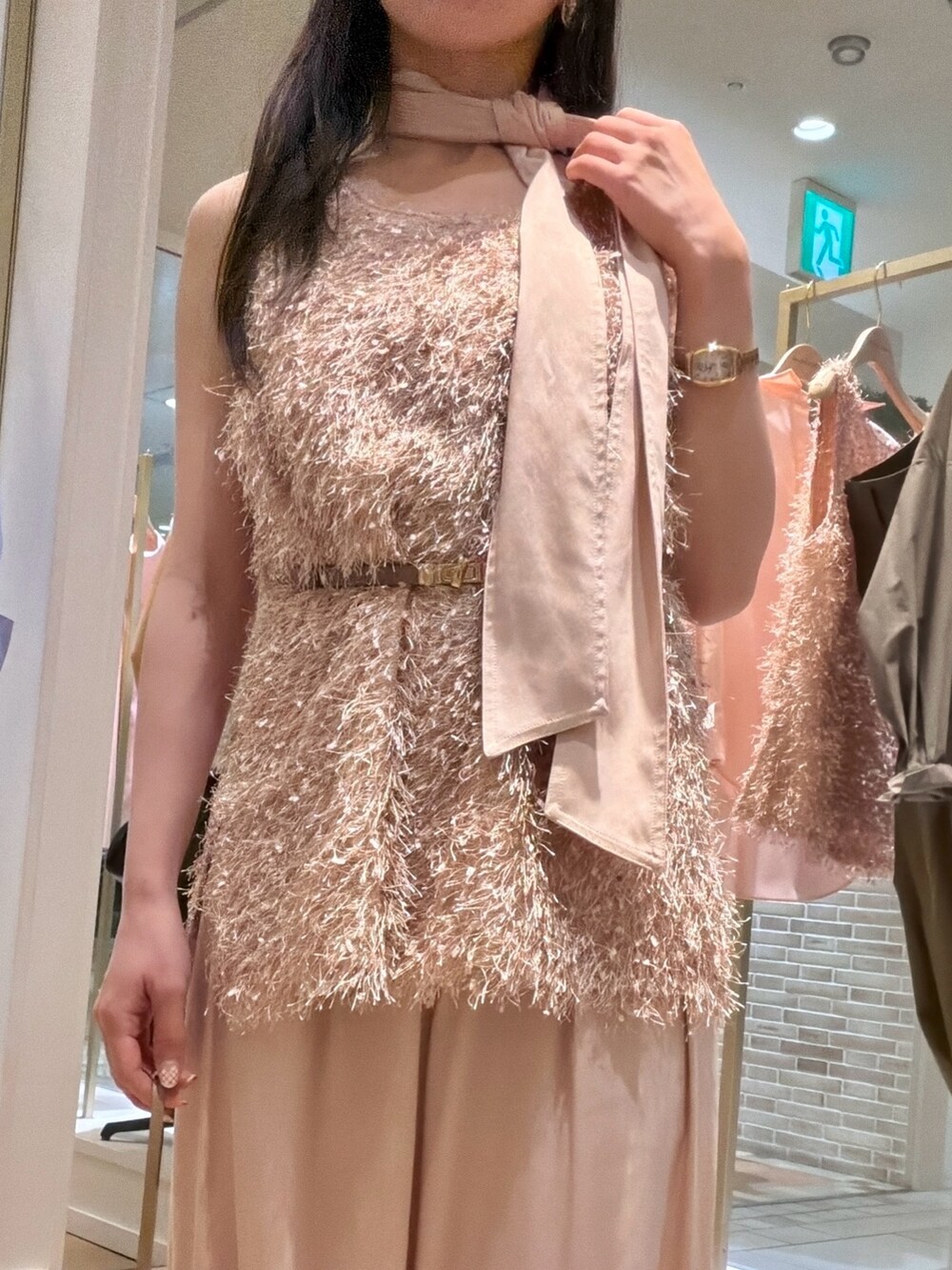 ピンク系のシャツ/ブラウス、ピンク系のベスト、ピンク系のその他パンツを着用したレディースの夏コーディネートの5枚目の写真