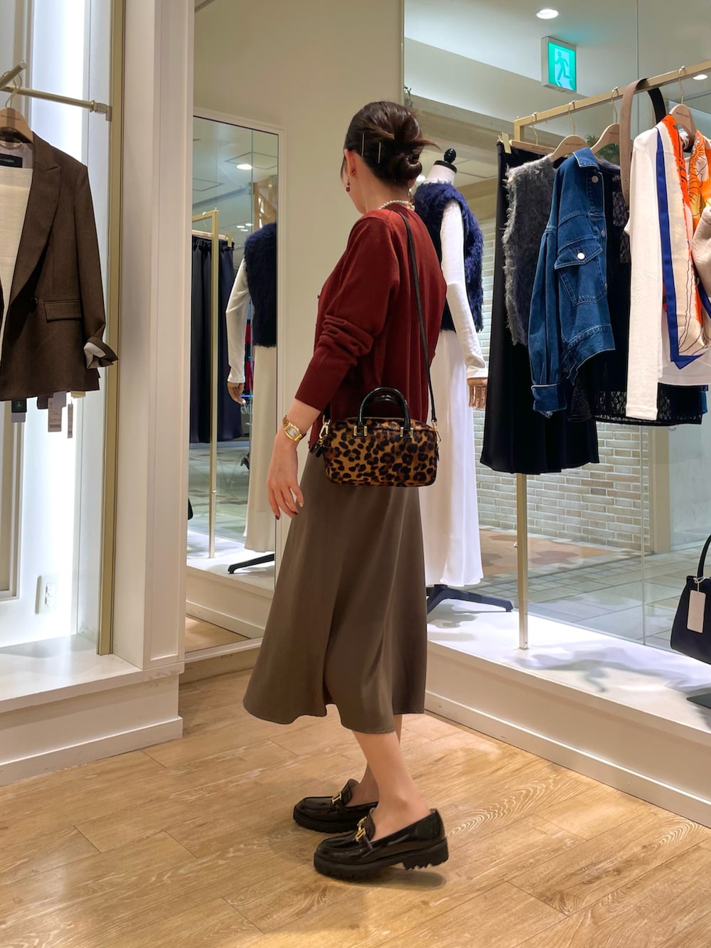 その他のボストンバッグ、レッド系のニット/セーター、レッド系のカーディガン/ボレロを着用したレディースの秋コーディネートの2枚目の写真