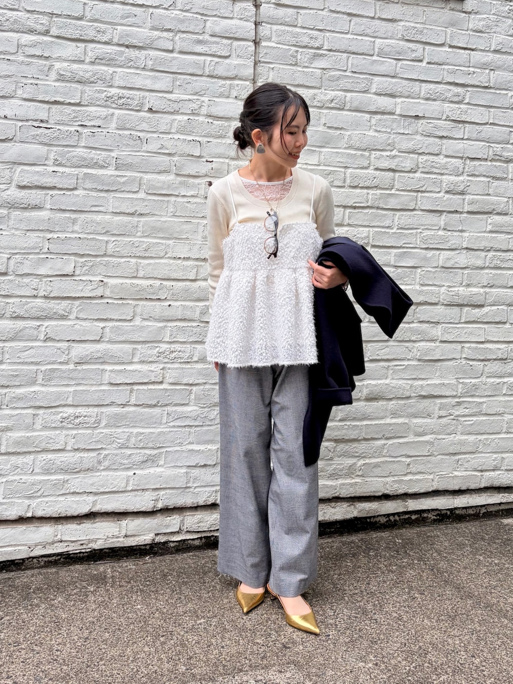 ホワイト系のその他パンツ、グリーン系のトートバッグ、ホワイト系のキャミソールを着用したレディースの秋コーディネートの8枚目の写真