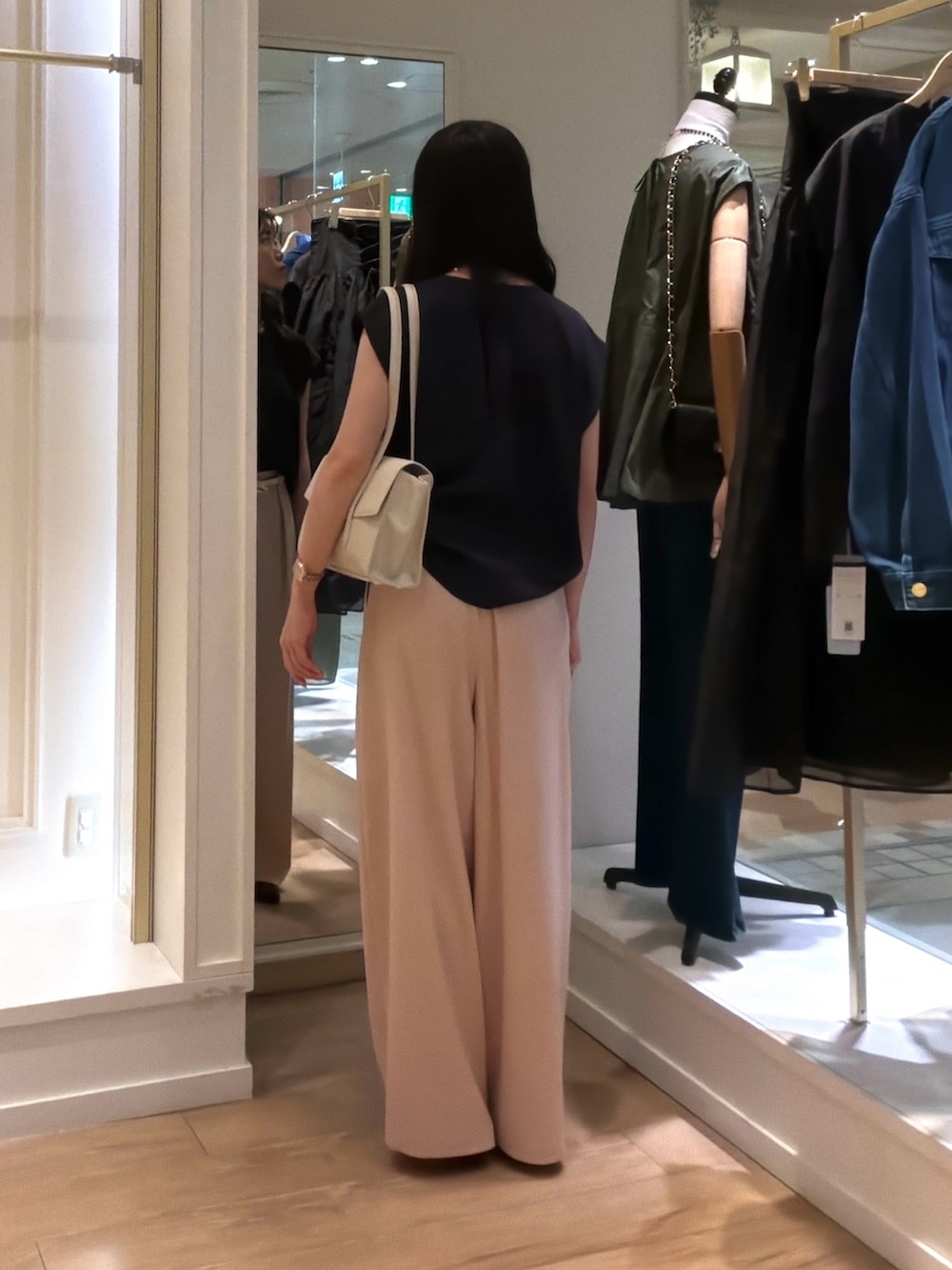 ホワイト系のトートバッグ、ピンク系のその他パンツ、ブラック系のパンプスを着用したレディースの夏コーディネートの3枚目の写真