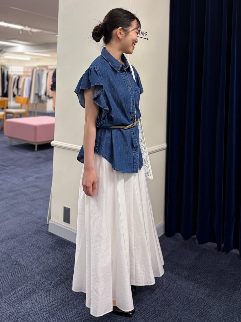 ブルー系のシャツ/ブラウス、ホワイト系のスカート、ブラック系のパンプスを着用したレディースの春コーディネートの4枚目の写真