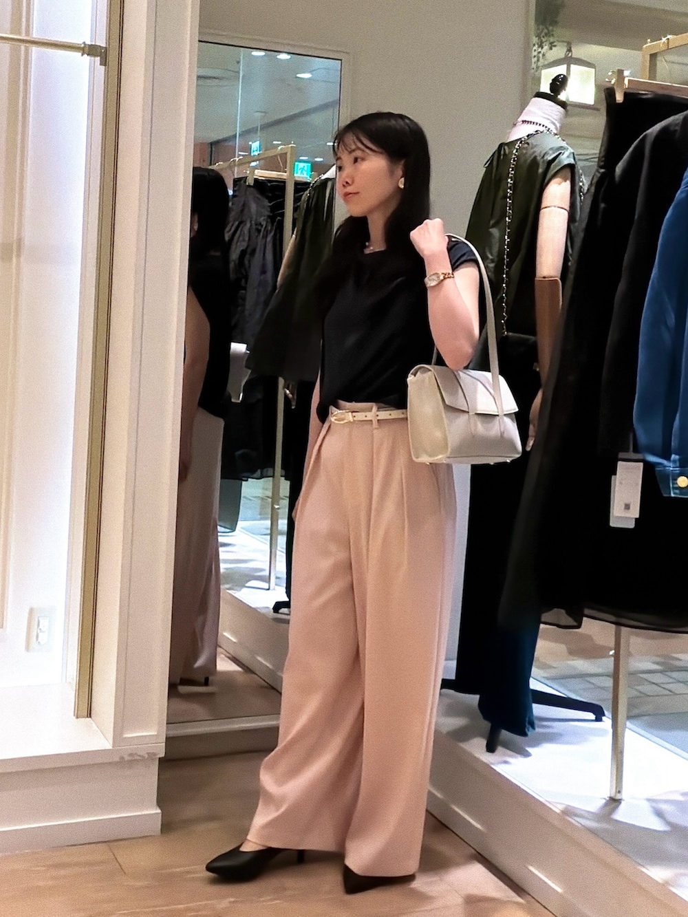 ホワイト系のトートバッグ、ピンク系のその他パンツ、ブラック系のパンプスを着用したレディースの夏コーディネートの2枚目の写真