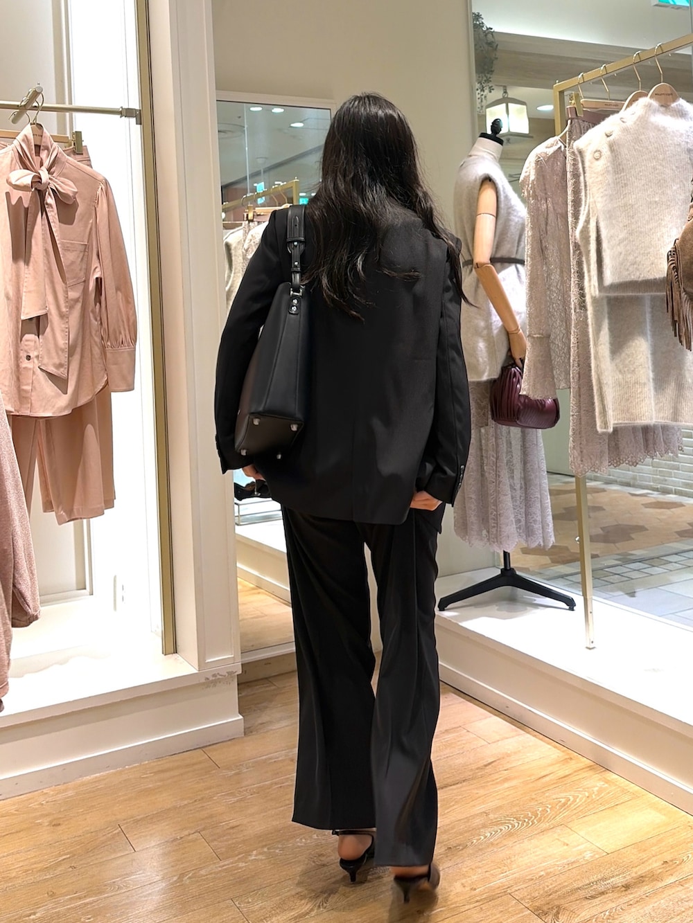グレー系のテーラードジャケット、グレー系のその他パンツ、ブラック系のパンプスを着用したレディースの秋コーディネートの3枚目の写真