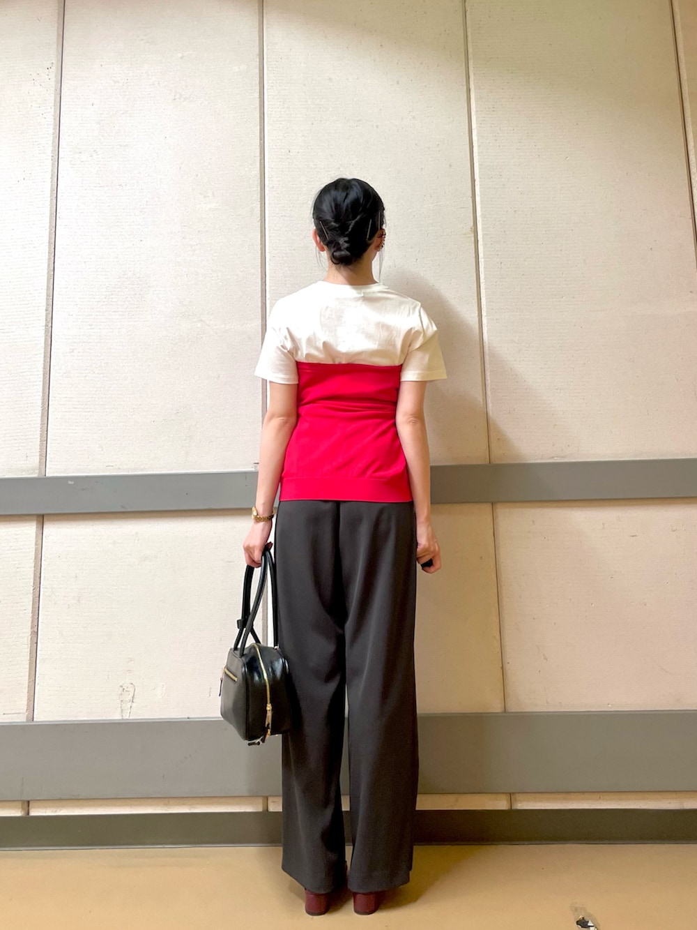 ホワイト系のTシャツ/カットソー、レッド系のカーディガン/ボレロ、ブラック系のボストンバッグを着用したレディースの夏コーディネートの3枚目の写真