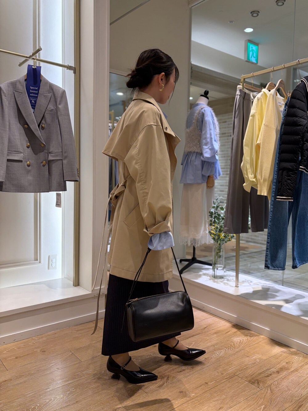 ブルー系のシャツ/ブラウス、ベージュ系のその他アウター、ブルー系のスカートを着用したレディースの冬コーディネートの4枚目の写真